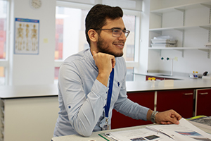 Student in Biology class at Abbey College Cambridge