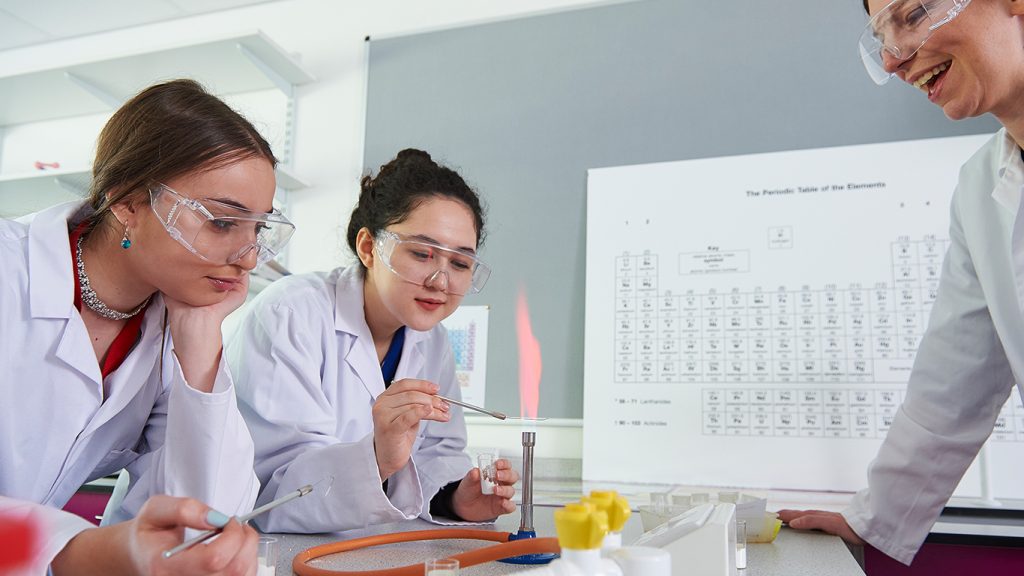 Clase de química en el Abbey College de Cambridge